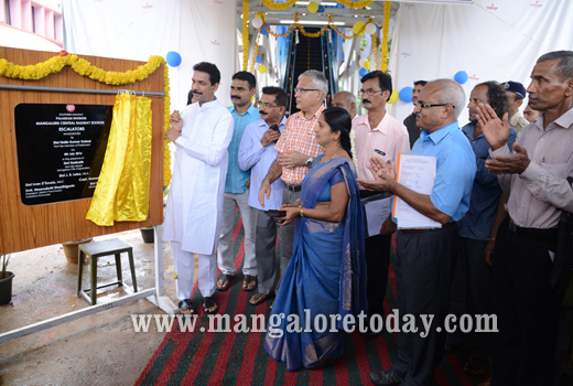 Railway Station gets two new Escalators 1